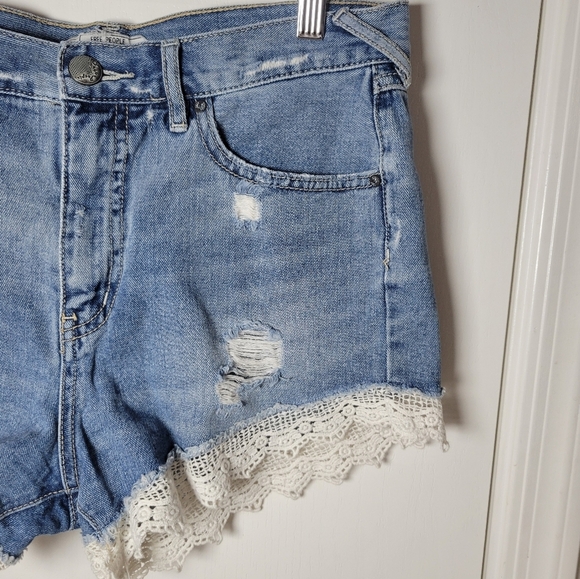 Free People Crochet Trim Denim Shorts Size 29 | Boho Summer Beachwear - Picture 2 of 10